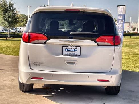 Used 2020 Chrysler Voyager LX FWD image 6