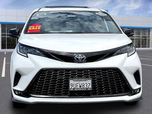Used 2025 Toyota Sienna XSE w/ XSE Premium Package FWD image 2