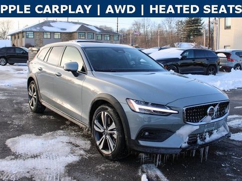 Used 2025 Volvo V60 B5 Cross Country Plus image 2