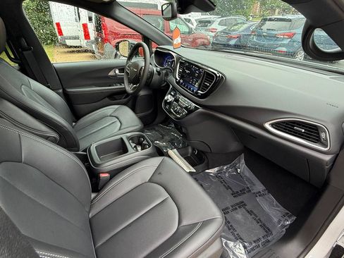 Used 2026 Chrysler Pacifica Select FWD image 11