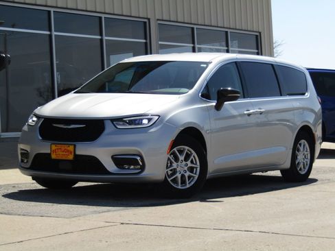 Used 2024 Chrysler Pacifica Touring-L image 12