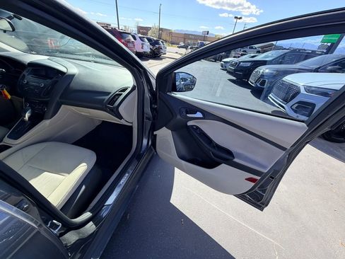 Used 2017 Ford Focus SE FWD image 25