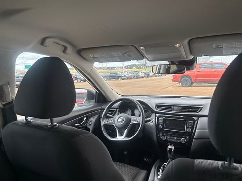Used 2019 Nissan Rogue SV image 28