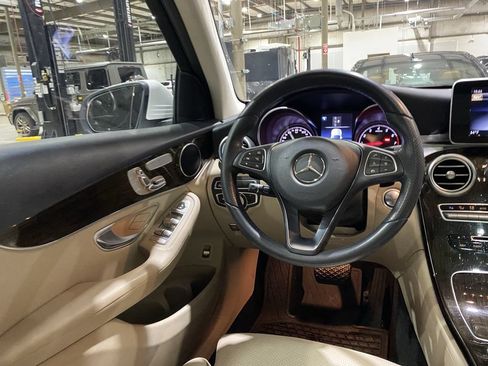 Used 2018 Mercedes-Benz GLC 300 4MATIC image 3