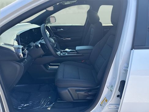 Used 2026 Chevrolet Equinox LT FWD image 9
