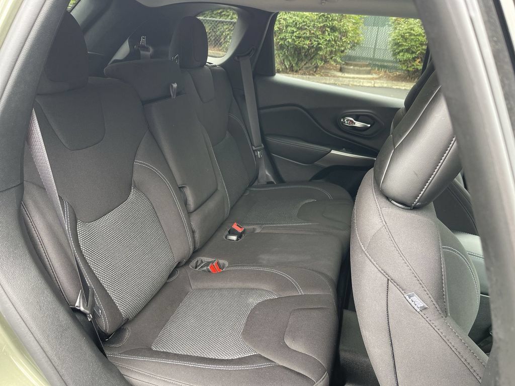 Used 2021 Jeep Cherokee Latitude FWD image 24