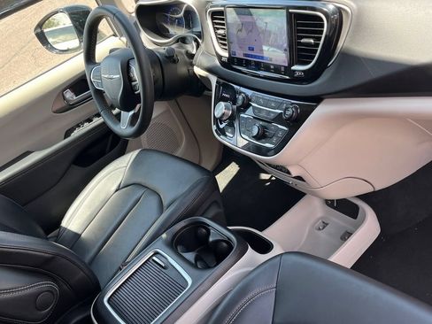 Used 2024 Chrysler Pacifica Touring-L FWD image 9