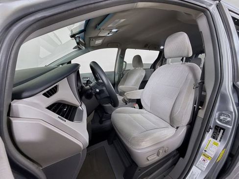 Used 2017 Toyota Sienna LE image 5