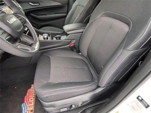 Used 2024 Jeep Grand Cherokee Laredo X image 11