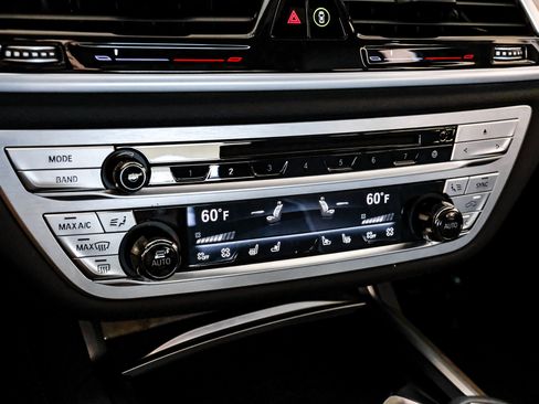 Used 2020 BMW 750i xDrive w/ Executive Package image 22