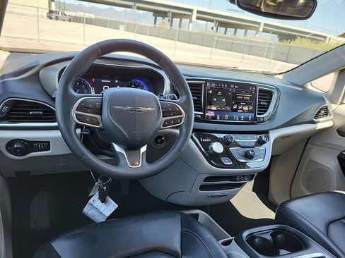 Used 2023 Chrysler Pacifica Touring-L FWD image 8