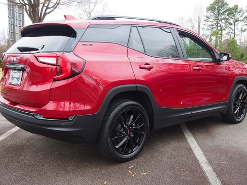 Used 2023 GMC Terrain SLE w/ Driver Convenience Package image 7