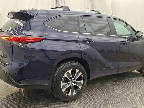 Used 2023 Toyota Highlander XLE image 3