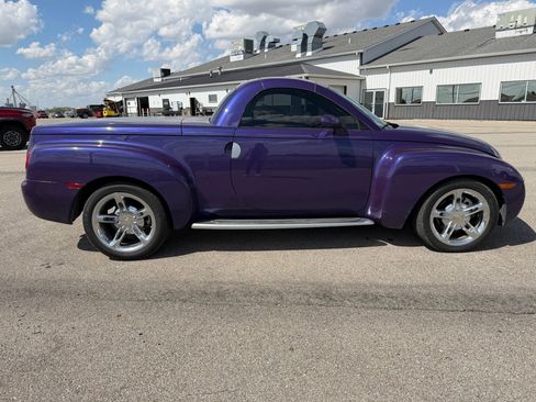 Used 2004 Chevrolet SSR w/ Preferred Equipment Group image 4