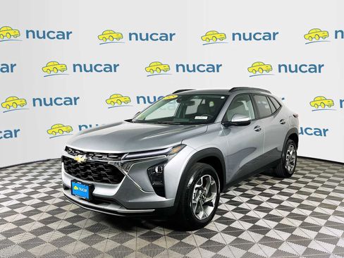 Used 2025 Chevrolet Trax LT w/ LT Convenience Package FWD image 3