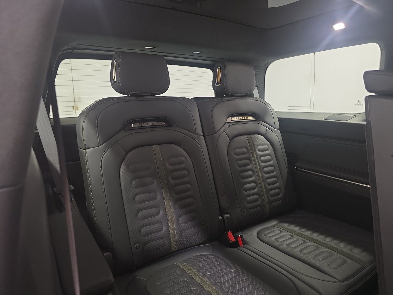 Used 2025 Rivian R1S Adventure Dual AWD/4WD image 25