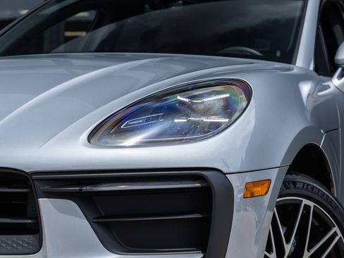 Certified 2025 Porsche Macan image 17