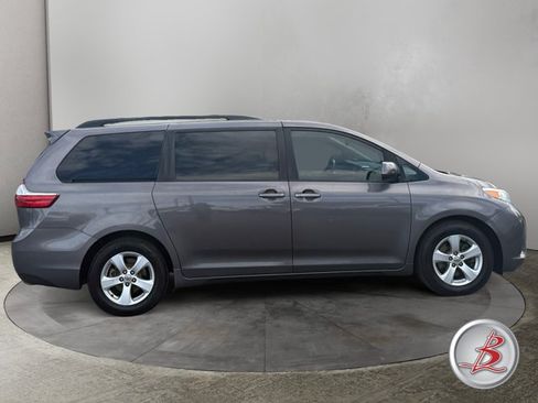 Used 2017 Toyota Sienna LE FWD image 8