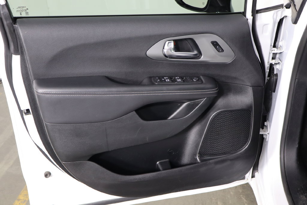 Used 2025 Chrysler Pacifica Select FWD image 20