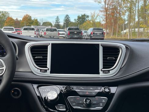 New 2026 Chrysler Pacifica Select image 16