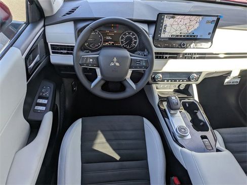 New 2025 Mitsubishi Outlander SE image 29