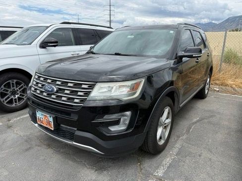 Used 2017 Ford Explorer XLT w/ Equipment Group 201A AWD/4WD image 2