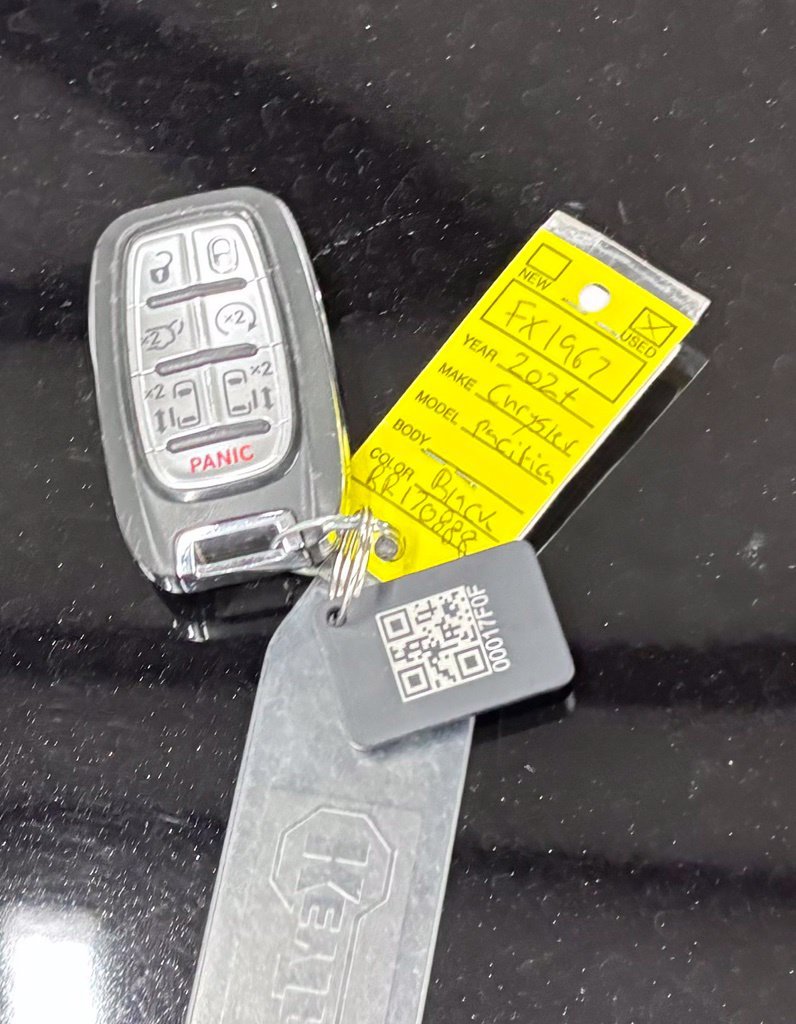 Used 2024 Chrysler Pacifica Limited FWD image 29