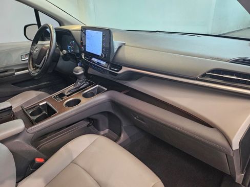 Used 2021 Toyota Sienna XLE image 20