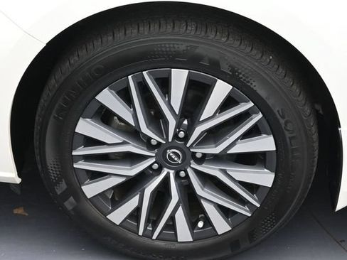 Used 2024 Nissan Altima 2.5 SV AWD/4WD image 7