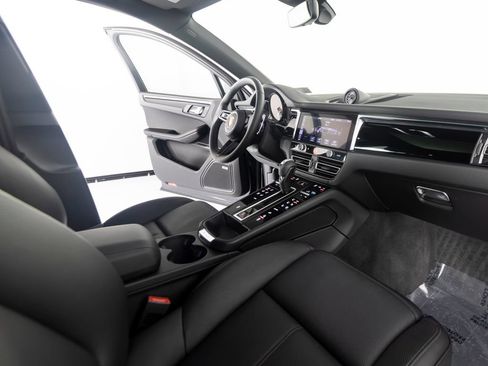 Certified 2026 Porsche Macan AWD/4WD image 31