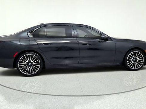 Used 2025 BMW i7 xDrive60 w/ Executive Package RWD image 10