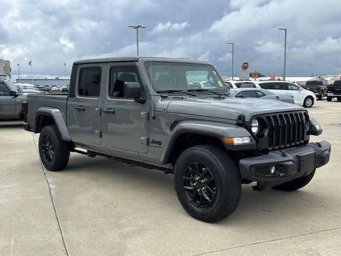 Used 2022 Jeep Gladiator Sport AWD/4WD image 2