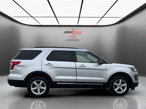 Used 2016 Ford Explorer XLT image 5
