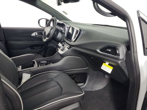 New 2026 Chrysler Pacifica Limited image 28