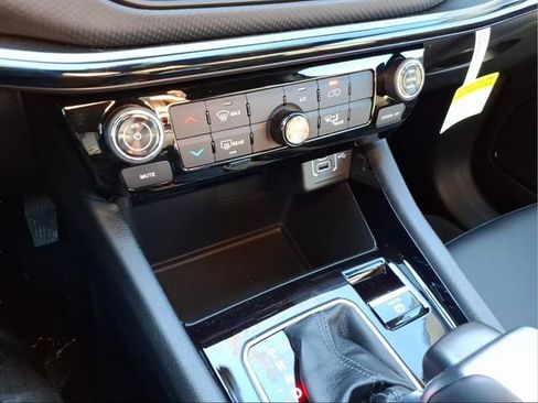 New 2026 Jeep Compass Latitude AWD/4WD image 18