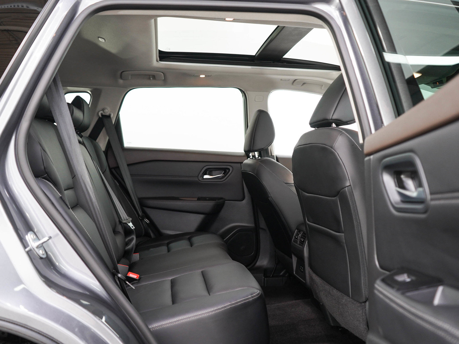 Used 2023 Nissan Rogue SL AWD/4WD image 12