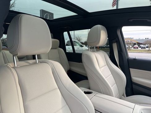 Used 2025 Mercedes-Benz GLS 450 4MATIC image 38