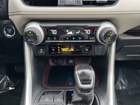 Used 2019 Toyota RAV4 Limited image 21