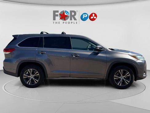 Used 2018 Toyota Highlander LE FWD image 6