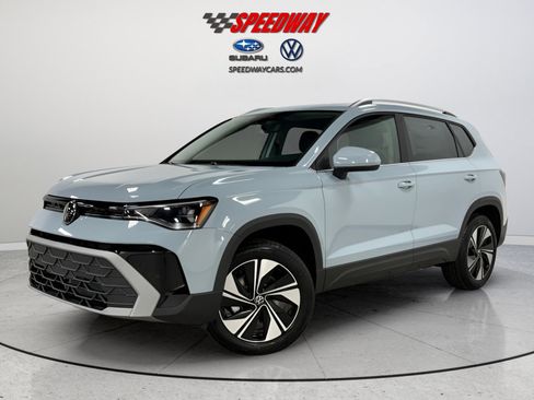 Used 2025 Volkswagen Taos SE image 3