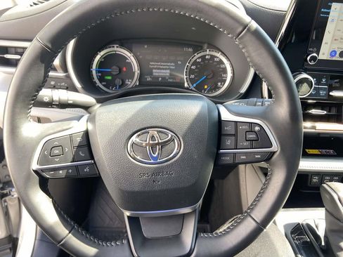 Used 2025 Toyota Highlander XLE AWD/4WD image 35