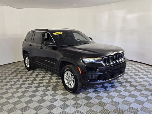 Used 2024 Jeep Grand Cherokee Laredo image 2