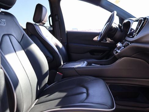 Used 2025 Chrysler Pacifica Limited image 9