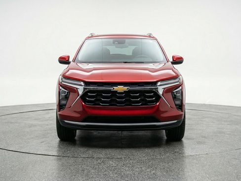 Used 2025 Chevrolet Trax LT image 2