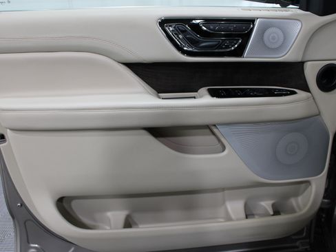 Used 2019 Lincoln Navigator Reserve image 5