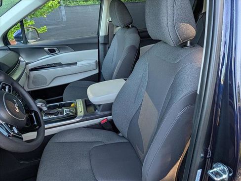 Used 2024 Kia Carnival LX FWD image 29