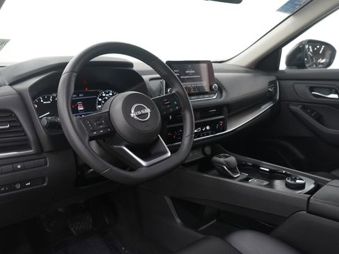 Used 2024 Nissan Rogue SV w/ SV Premium Package image 26