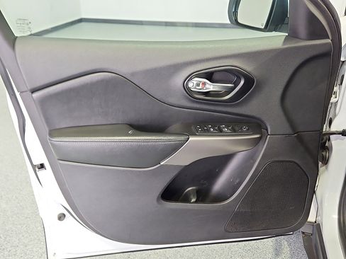 Used 2020 Jeep Cherokee Latitude Plus image 11