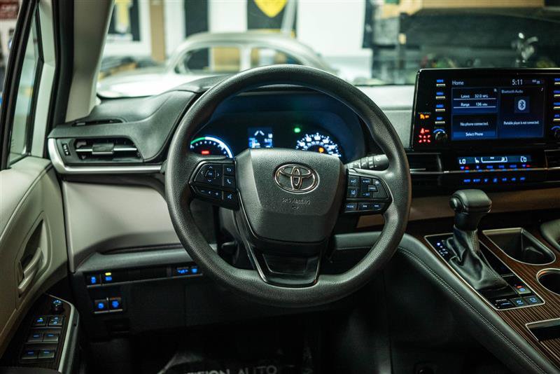 Used 2024 Toyota Sienna LE AWD/4WD image 15