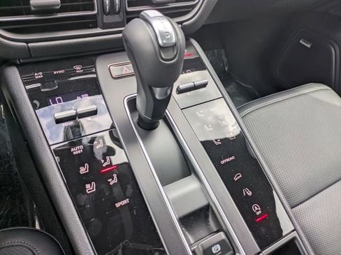 Used 2025 Porsche Macan AWD/4WD image 19
